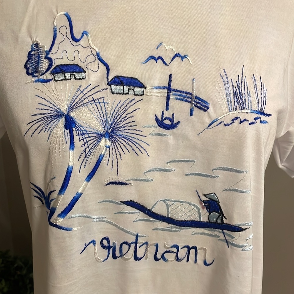 Vintage Vietnam SCENIC women’s T shirt EMBROIDERED white crewneck size Small